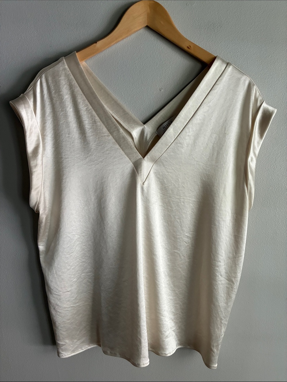 Milly Ivory Triacetate V Neck Blouse Top Rolled Sleeve L Satin Feel Women’s L